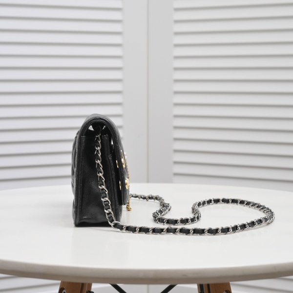 シャネルバッグ背面デザイン